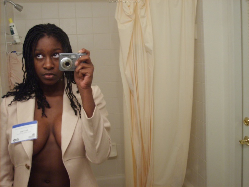 Грудастая негритянка делает селфи в ванной 10 фотография
