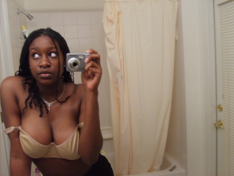 Грудастая негритянка делает селфи в ванной 5 фотография
