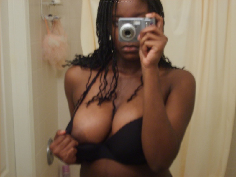 Грудастая негритянка делает селфи в ванной 7 фотография