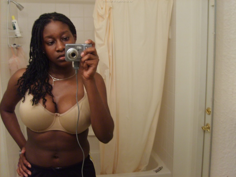 Грудастая негритянка делает селфи в ванной 4 фотография