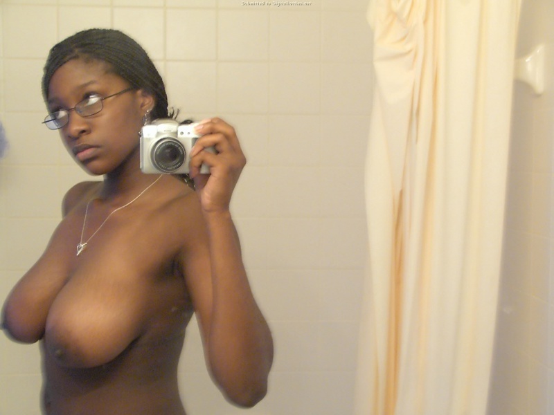 Грудастая негритянка делает селфи в ванной 18 фотография