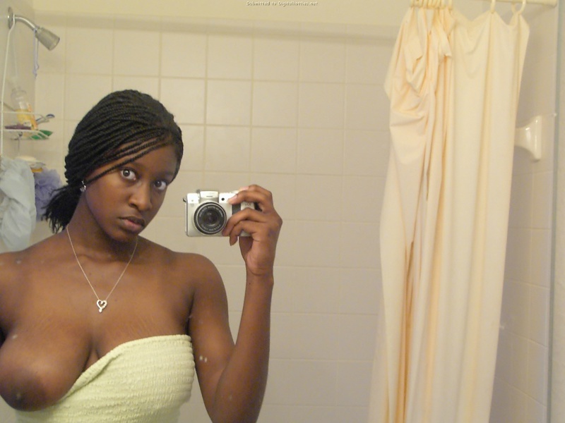 Грудастая негритянка делает селфи в ванной 19 фотография