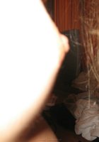 Голая марамойка сушит волосы в отеле после душа 20 фото