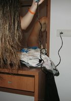 Голая марамойка сушит волосы в отеле после душа 16 фотография