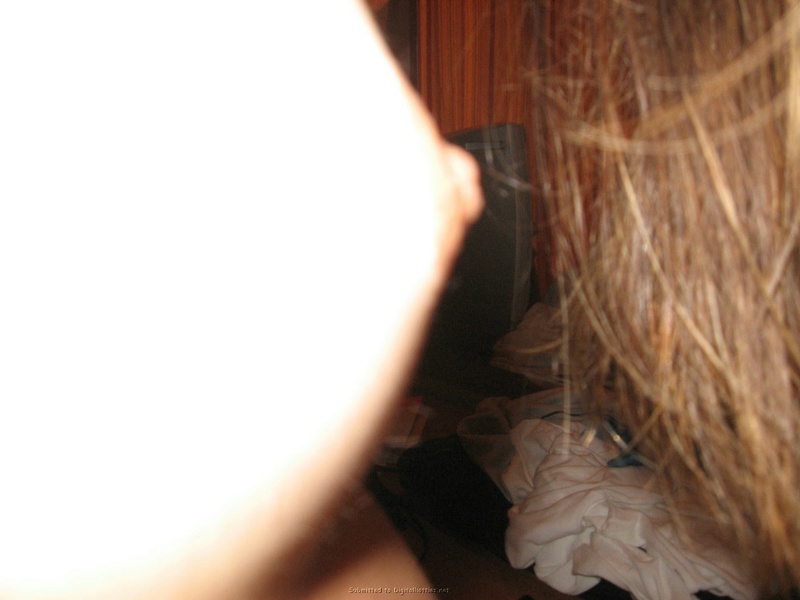 Голая марамойка сушит волосы в отеле после душа 20 фотография