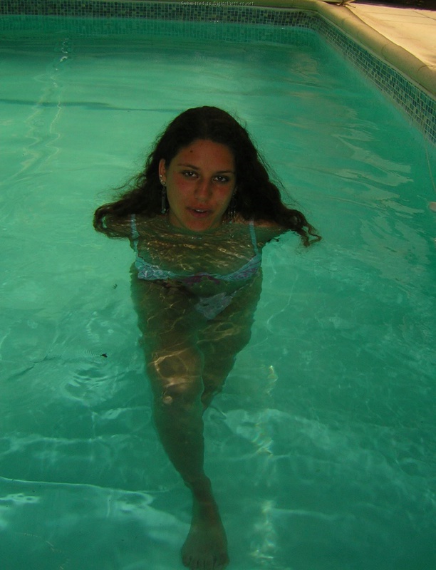 Совершенно голая чика собирается искупаться в бассейне 12 фотография