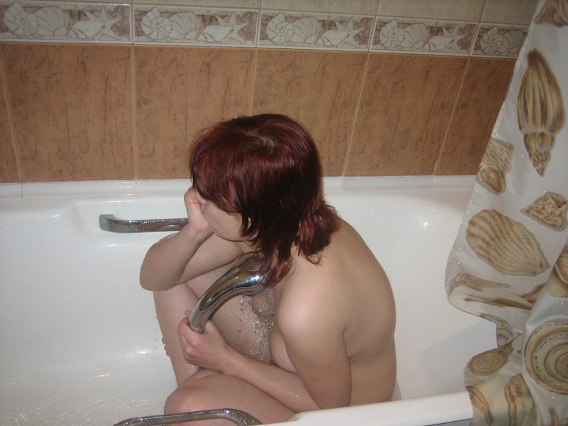 В ванной голая Оля натирает пятки пемзой 1 фотография