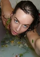Молодая деваха купается ванне с цветами 4 фотография