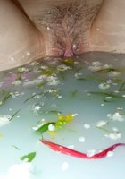 Молодая деваха купается ванне с цветами 9 фотография