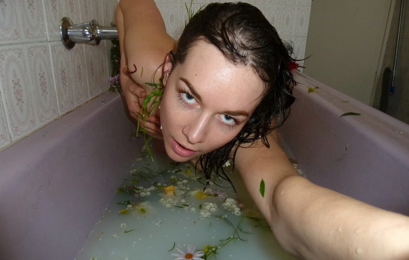 Молодая деваха купается ванне с цветами 4 фотография