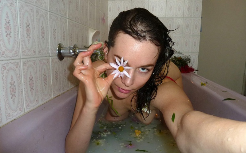 Молодая деваха купается ванне с цветами 1 фотография