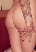 Неотразимая Сьюзи в кровати показывает татуировки и интимные места 19 фотография