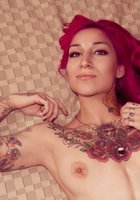Неотразимая Сьюзи в кровати показывает татуировки и интимные места 3 фото