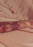 Неотразимая Сьюзи в кровати показывает татуировки и интимные места 5 фотография