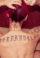 Неотразимая Сьюзи в кровати показывает татуировки и интимные места 22 фотография