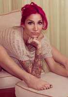 Неотразимая Сьюзи в кровати показывает татуировки и интимные места 23 фото