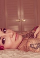 Неотразимая Сьюзи в кровати показывает татуировки и интимные места 11 фотография