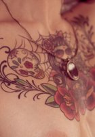 Неотразимая Сьюзи в кровати показывает татуировки и интимные места 37 фотография