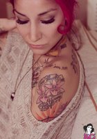 Неотразимая Сьюзи в кровати показывает татуировки и интимные места 34 фото