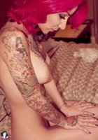 Неотразимая Сьюзи в кровати показывает татуировки и интимные места 35 фотография