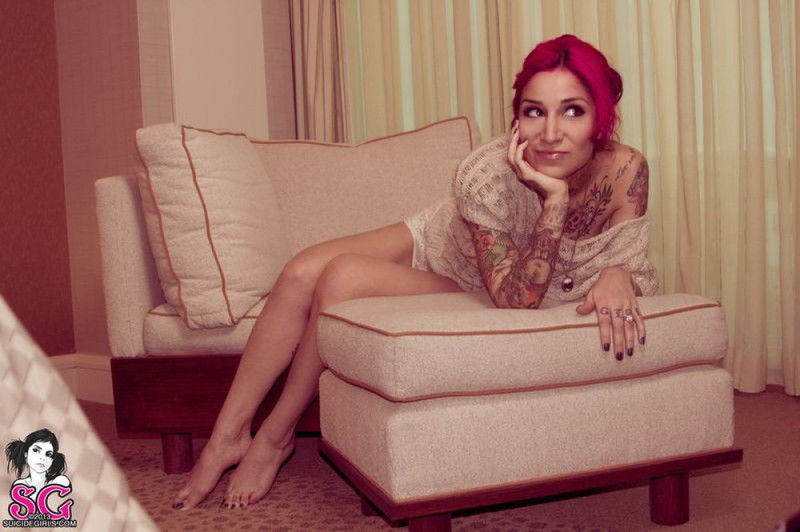 Неотразимая Сьюзи в кровати показывает татуировки и интимные места 15 фотография