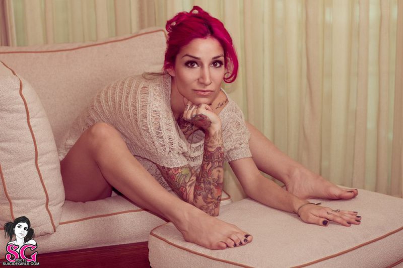 Неотразимая Сьюзи в кровати показывает татуировки и интимные места 23 фотография