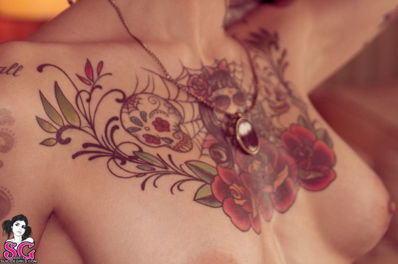 Неотразимая Сьюзи в кровати показывает татуировки и интимные места 37 фотография