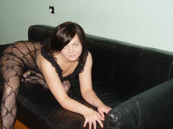 Зрелая женщина на черном диване хвастается киской 5 фотография
