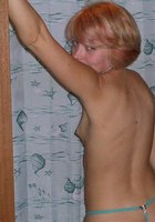 Зрелая блондиночка ласкает головку супруга в спальне 6 фото