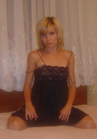 43 летняя блондинка мастурбирует на постели расставив ноги 8 фото