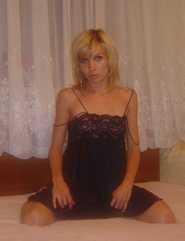 43 летняя блондинка мастурбирует на постели расставив ноги 8 фотография