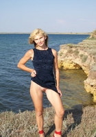 Зрелая дама красуется на берегу моря и страстно сосет хахалю 1 фото