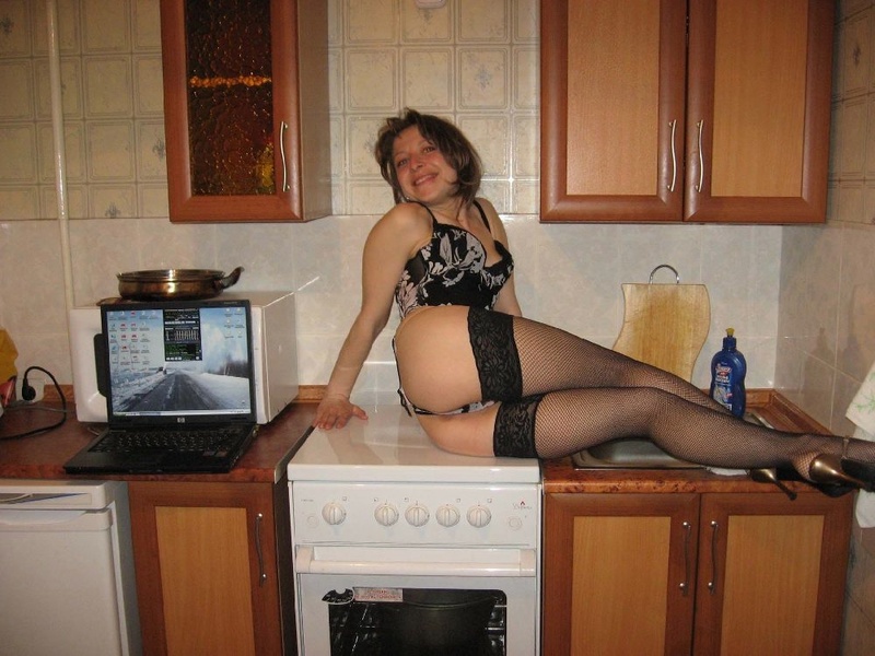 Домохозяйка в нижнем белье даже на столе готова развратничать 5 фотография