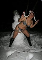 Зрелая развратница в нижнем белье веселиться возле снеговика 6 фотография