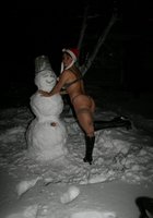 Зрелая развратница в нижнем белье веселиться возле снеговика 8 фотография