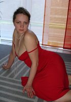 Женщина раздвинула ножки лежа на полу в красном платье 5 фотография
