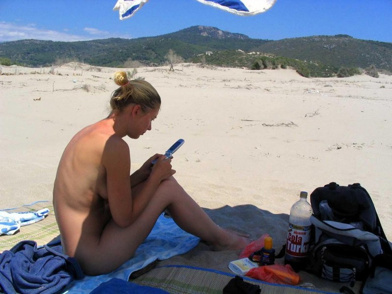 Нудистка на пляже валяется под солнцем 11 фотография