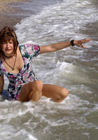 Соблазнительная богиня красуется на берегу моря 12 фото