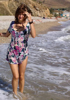Соблазнительная богиня красуется на берегу моря 2 фотография