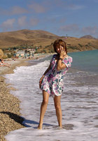 Соблазнительная богиня красуется на берегу моря 13 фотография