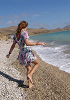 Соблазнительная богиня красуется на берегу моря 11 фото