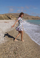 Соблазнительная богиня красуется на берегу моря 3 фото