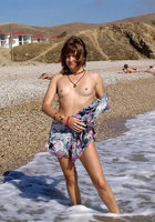 Соблазнительная богиня красуется на берегу моря 8 фотография