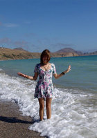 Соблазнительная богиня красуется на берегу моря 5 фото