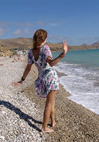 Соблазнительная богиня красуется на берегу моря 9 фото