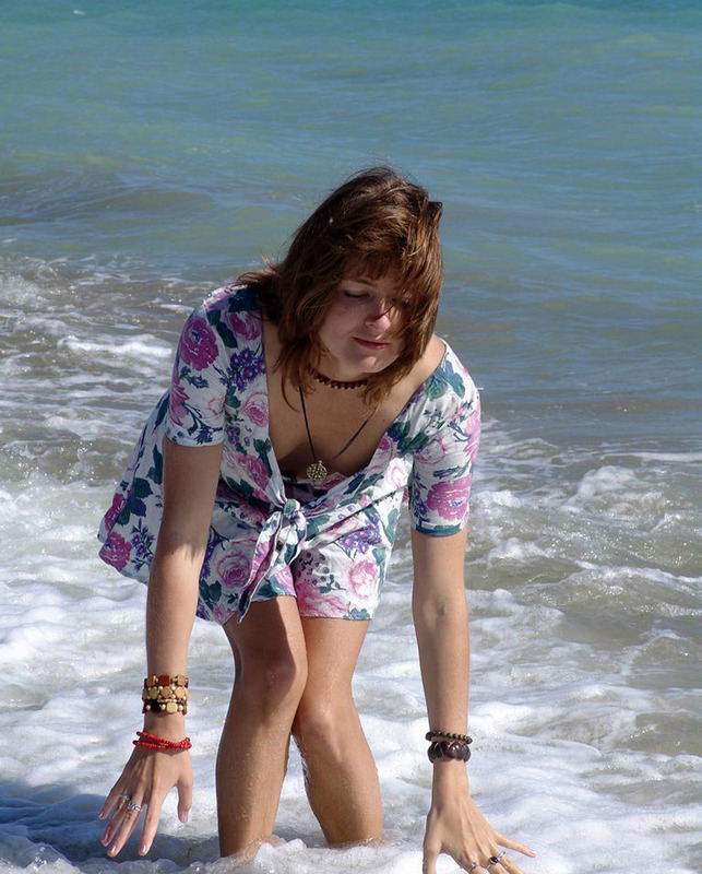 Соблазнительная богиня красуется на берегу моря 16 фотография