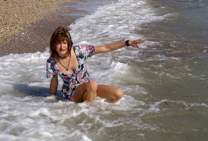 Соблазнительная богиня красуется на берегу моря 12 фотография