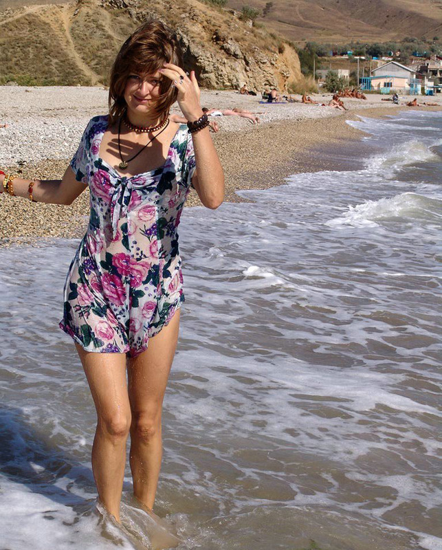 Соблазнительная богиня красуется на берегу моря 2 фотография