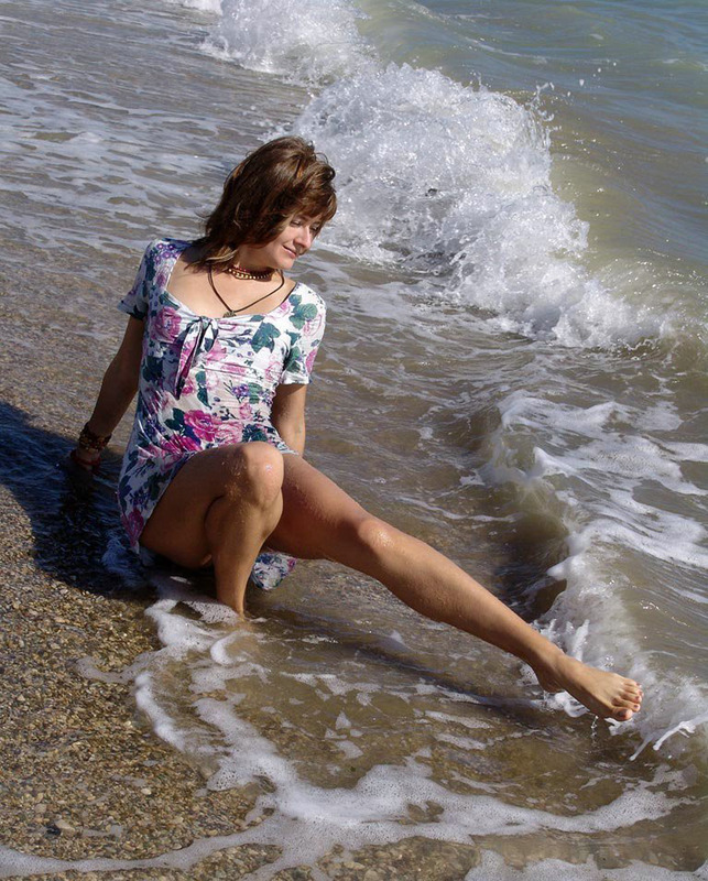 Соблазнительная богиня красуется на берегу моря 6 фотография
