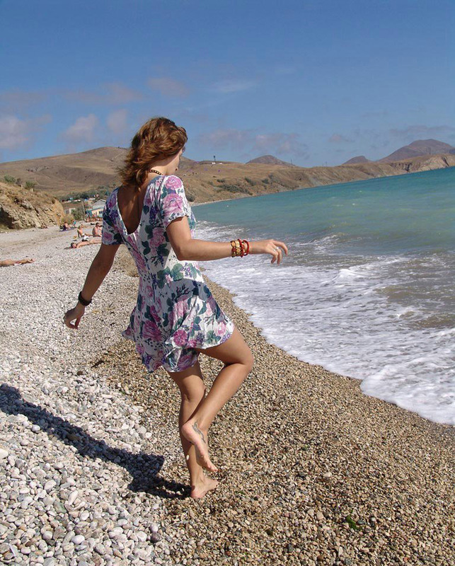 Соблазнительная богиня красуется на берегу моря 11 фотография